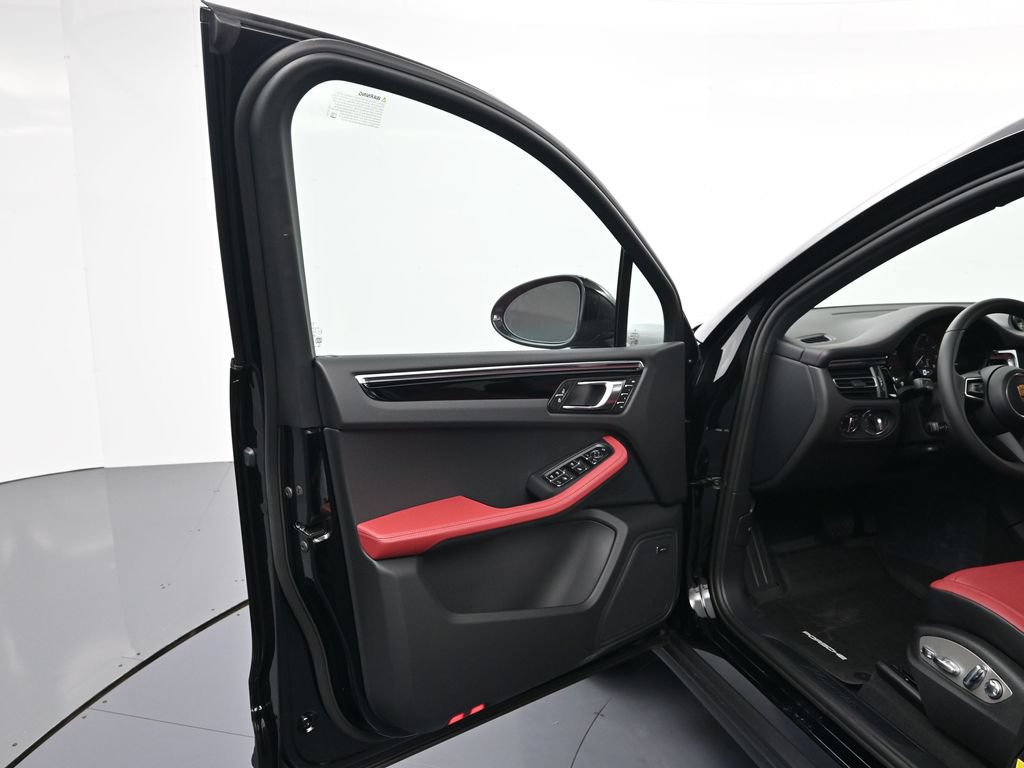 Certified 2026 Porsche Macan AWD/4WD image 16