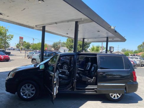 Used 2014 Chrysler Town & Country Touring FWD image 24