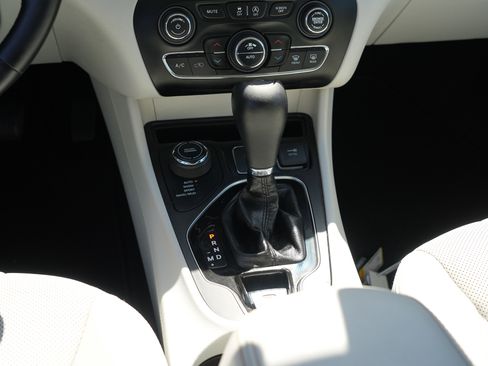 Used 2019 Jeep Cherokee Limited AWD/4WD image 26