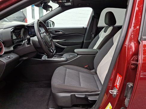 Certified 2024 Chevrolet Trax RS w/ Sunroof Package FWD image 14