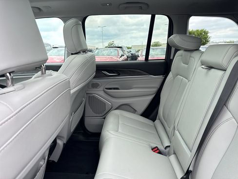 Used 2023 Jeep Grand Cherokee Overland AWD/4WD image 14