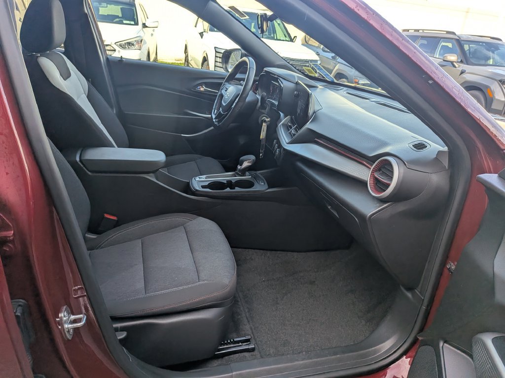 Used 2024 Chevrolet Trax RS w/ Driver Confidence Package FWD image 32