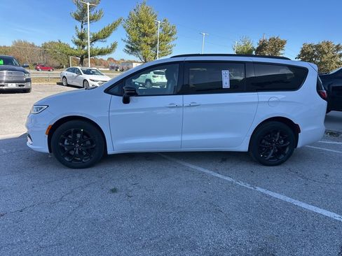 New 2026 Chrysler Pacifica Select image 17