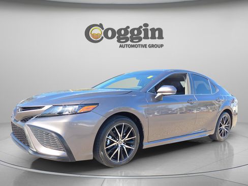 Used 2024 Toyota Camry SE image 1