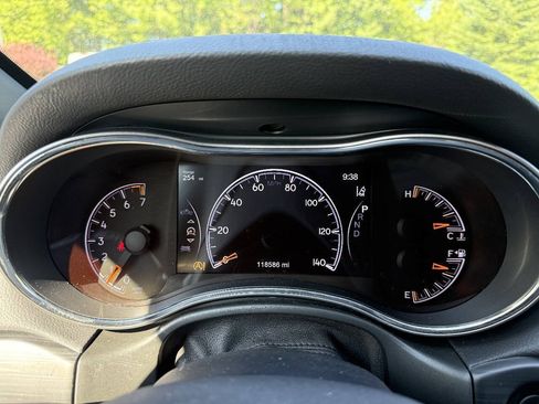 Used 2022 Jeep Grand Cherokee Limited w/ Tech Group AWD/4WD image 23