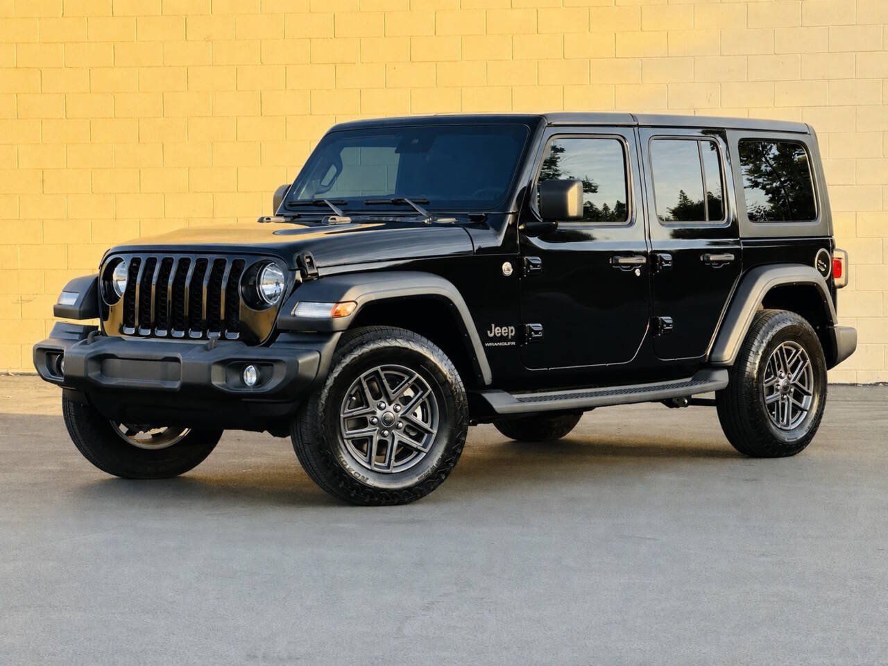 Used 2024 Jeep Wrangler Unlimited Sport AWD/4WD image 5