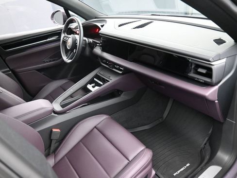 Certified 2025 Porsche Macan 4 Electric image 31