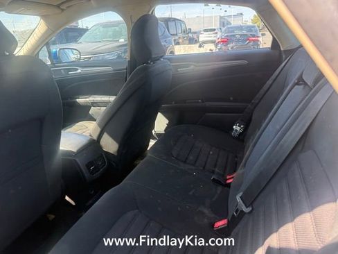 Used 2017 Ford Fusion SE w/ Fusion SE Technology Package image 4