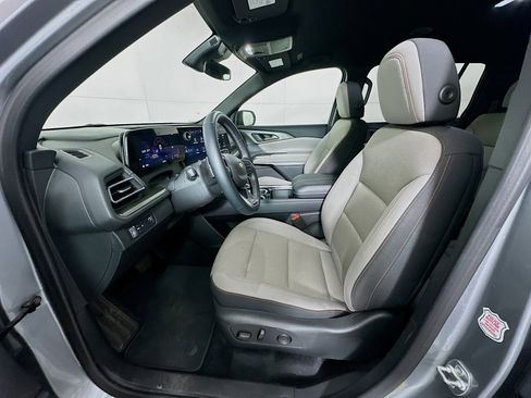 Used 2025 Chevrolet Traverse LT image 13