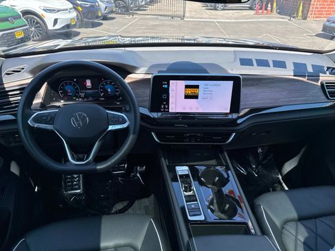 Certified 2025 Volkswagen Atlas SEL Premium R-Line image 10