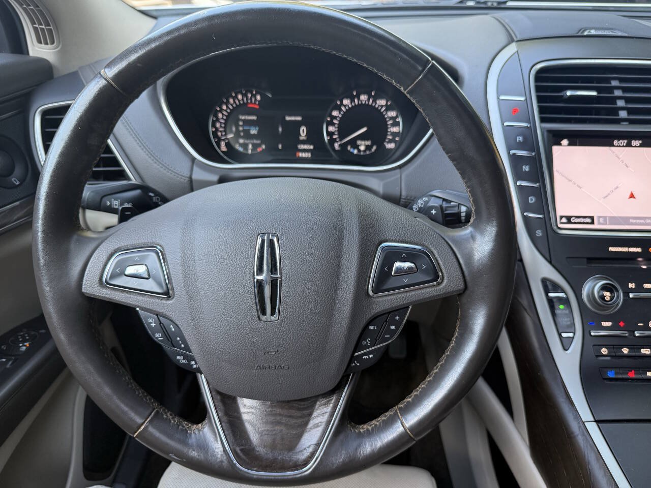 Used 2018 Lincoln MKX Reserve w/ Driver Assistance Package FWD image 18