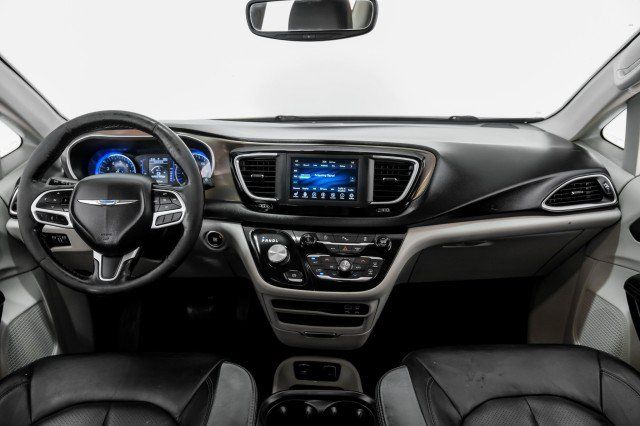 Used 2019 Chrysler Pacifica Touring-L FWD image 12