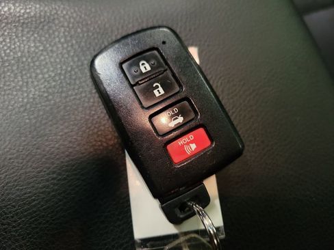 Used 2016 Toyota Avalon XLE image 16