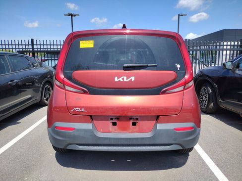 Used 2022 Kia Soul LX image 3