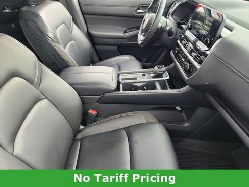 Used 2025 Nissan Pathfinder SL FWD image 13