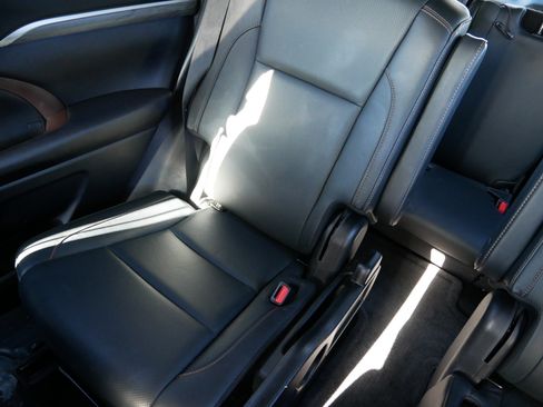 Used 2018 Toyota Highlander Limited image 12