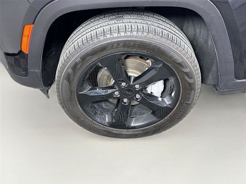 Used 2023 Jeep Grand Cherokee Limited w/ Luxury Tech Group II AWD/4WD image 26
