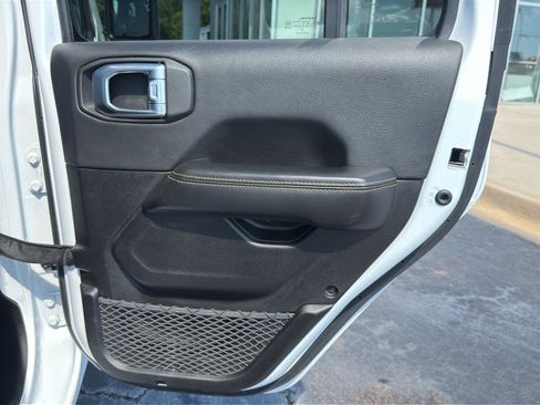 Used 2025 Jeep Wrangler Unlimited Sahara AWD/4WD image 32