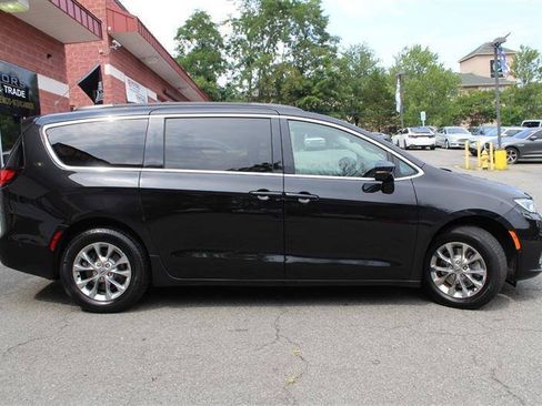 Used 2022 Chrysler Pacifica Touring-L w/ Uconnect Theater Family Group AWD/4WD image 6