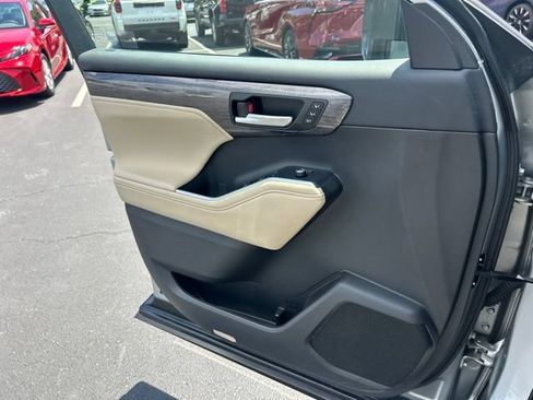 Used 2024 Toyota Highlander Platinum FWD image 30