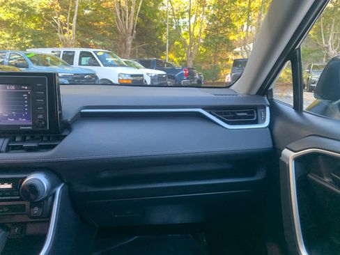 Used 2022 Toyota RAV4 LE image 17