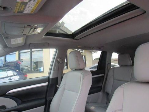 Used 2019 Toyota Highlander XLE AWD/4WD image 27
