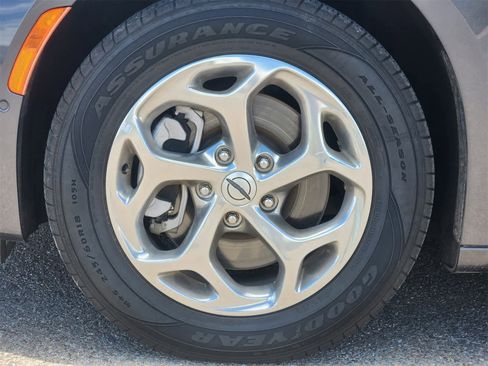 Used 2021 Chrysler Pacifica Limited w/ Premium & Safety Sphere Group image 10