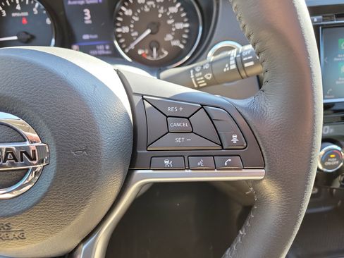 Used 2018 Nissan Rogue SV w/ Premium Package image 28