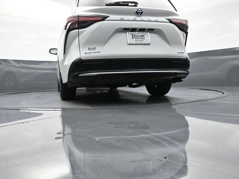 Certified 2025 Toyota Sienna Limited image 33