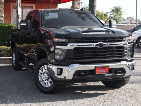 Used 2024 Chevrolet Silverado 2500 LT w/ Convenience Package AWD/4WD image 2