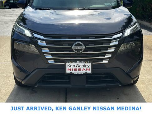 Certified 2025 Nissan Rogue SV AWD/4WD image 8