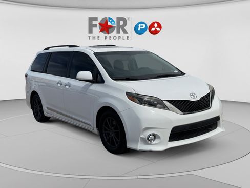 Used 2016 Toyota Sienna SE FWD image 7