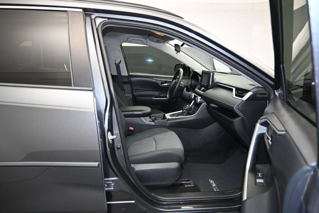 Used 2020 Toyota RAV4 XLE FWD image 25