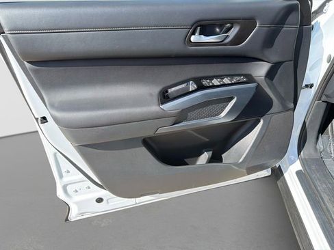 Used 2025 Nissan Pathfinder SL AWD/4WD image 17