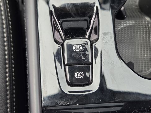 Used 2025 Volvo XC40 B5 Plus image 30