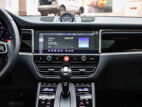 Certified 2025 Porsche Macan image 17