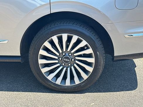 Certified 2021 Lincoln Navigator Reserve w/ Luxury Package AWD/4WD image 21