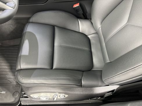 Certified 2025 Porsche Macan image 14