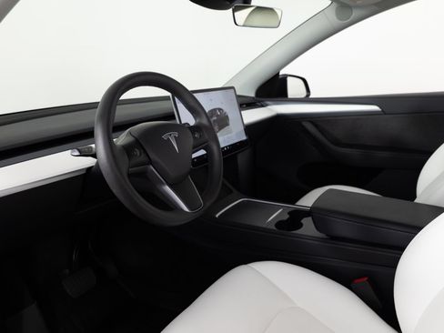 Used 2024 Tesla Model Y Long Range AWD/4WD image 13