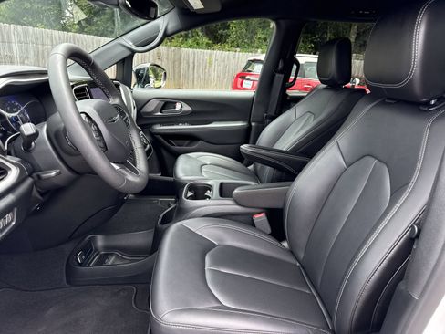 Used 2025 Chrysler Pacifica Select FWD image 9