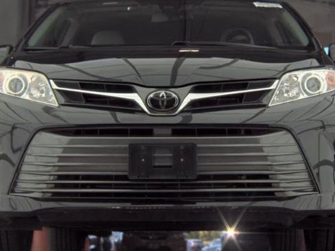 Used 2020 Toyota Sienna XLE AWD/4WD image 2