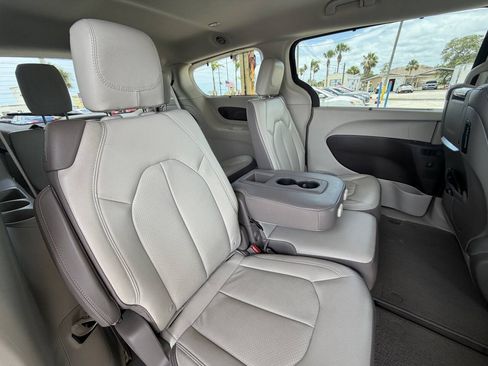 Used 2017 Chrysler Pacifica Touring-L Plus FWD image 24