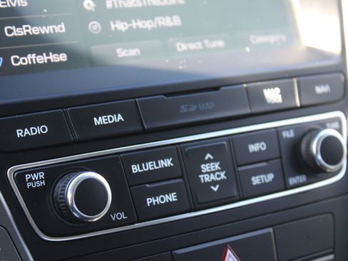 Used 2018 Hyundai Santa Fe Sport image 18