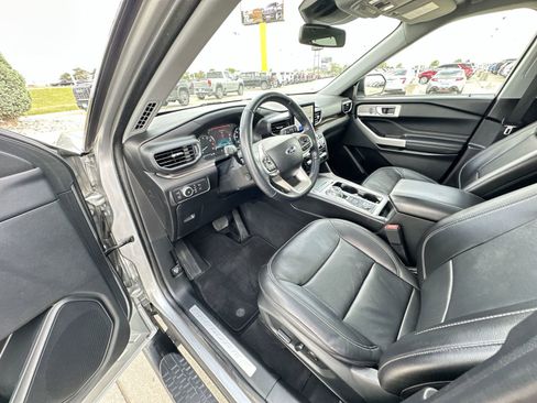Used 2022 Ford Explorer Limited w/ Hybrid Equipment Group 310A AWD/4WD image 10