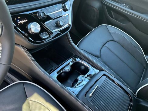 New 2026 Chrysler Pacifica Limited image 7