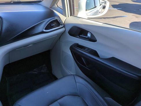 Used 2020 Chrysler Pacifica Touring-L image 16