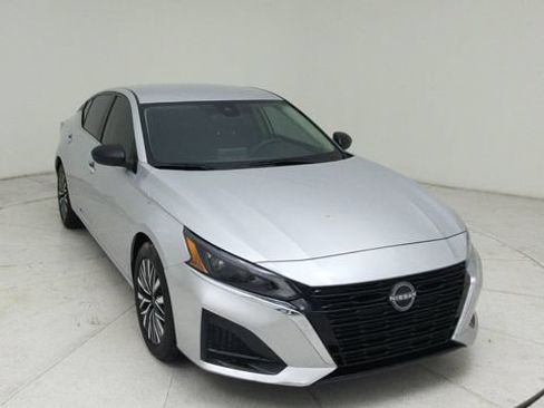 Used 2024 Nissan Altima 2.5 SV FWD image 8