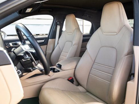 Used 2023 Porsche Cayenne Platinum Edition image 5