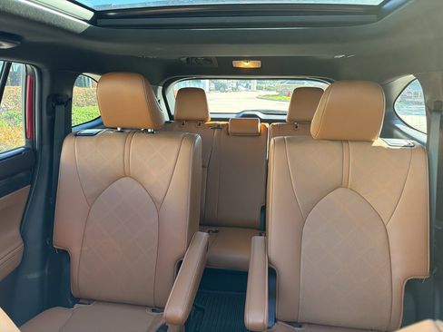 Used 2021 Toyota Highlander Platinum image 12
