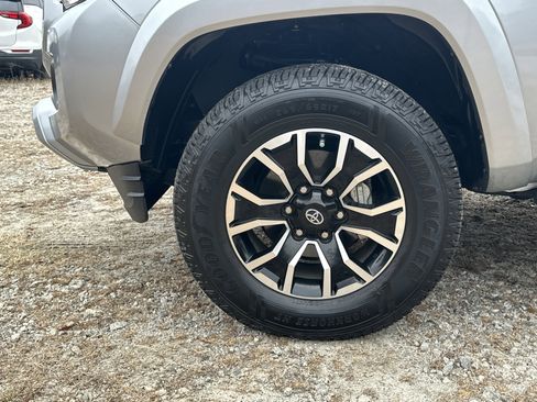 Used 2020 Toyota Tacoma TRD Sport image 11